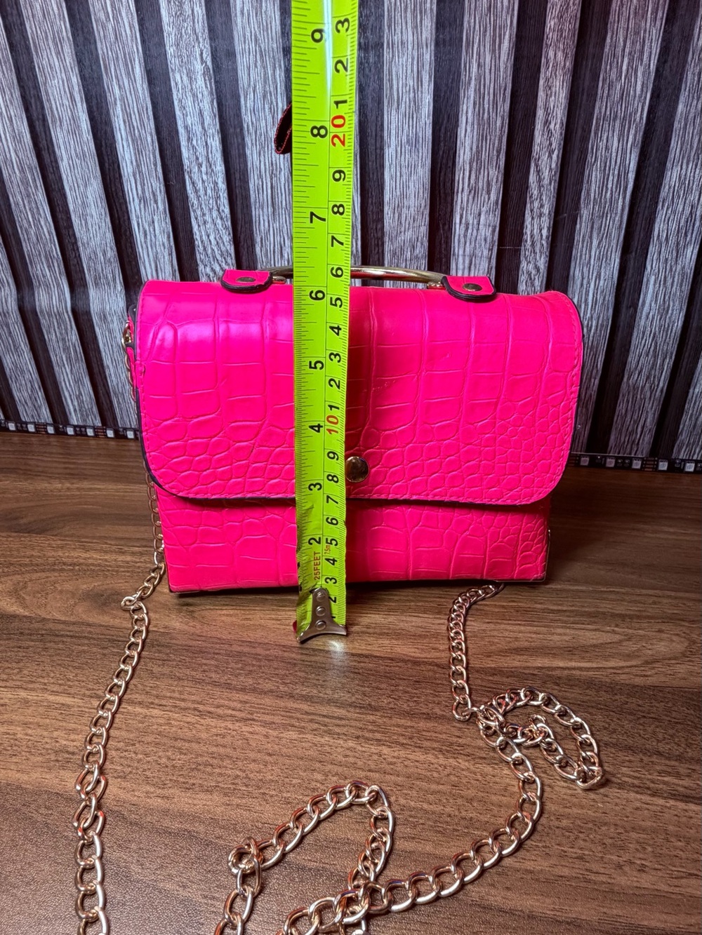 Croc-Embossed Hot Pink Top-Handle Crossbody Bag with Gold Chain - Picture 4 of 5